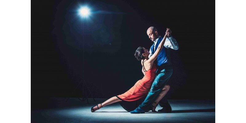 Un couple dansant le tango sur font noir