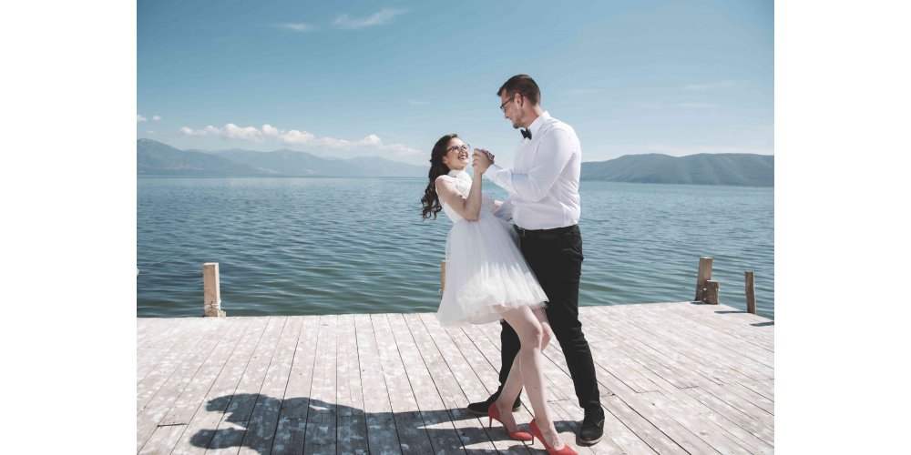 Un couple dansant sur un ponton en bois