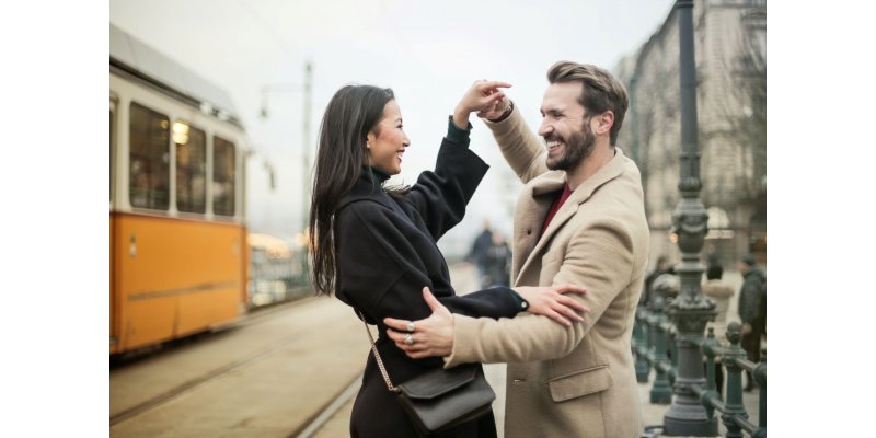 Un couple dansant sur un quai de gare